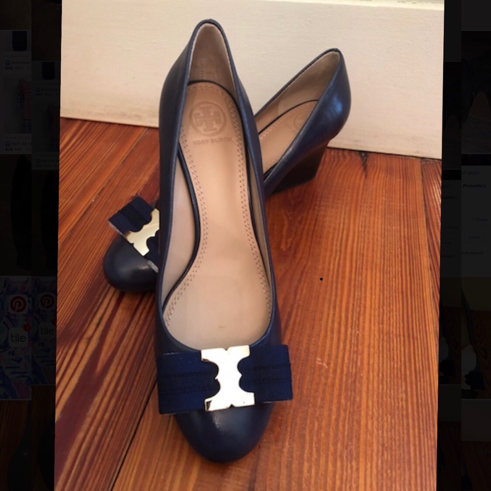 NWT Tory Burch navy wedge pumps - bow detail - 8